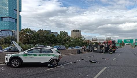 Incidente A Catena A Milano Nel Tamponamento Coinvolta Anche La