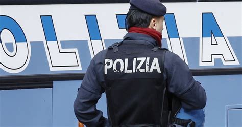 Lecce 27enne del Senegal tenta di strangolare un poliziotto a mani nude Perché l ha fatto