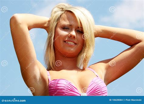 Jonge Blonde Vrouw In Bikini In Openlucht Stock Foto Image Of Betoverend Wijfje