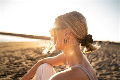 Belle Fille Blonde Dans La Pose De Bikini Photo stock Image du paradis idéal 76427298