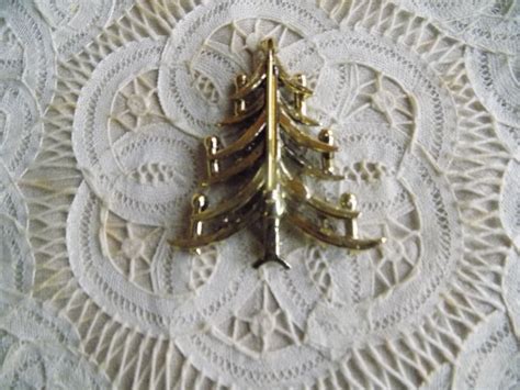 Vintage Weiss Gold Tone Christmas Tree Brooch With Co Gem