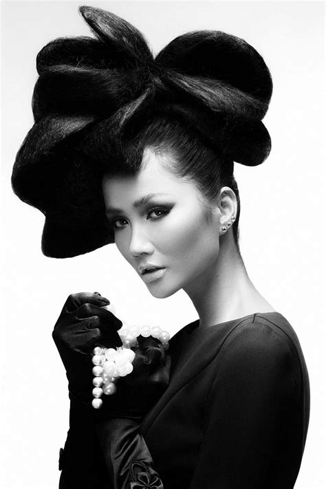 Hình ảnh bán nude đầy quyến rũ của H Hen Niê trên trang bìa tạp chí Mỹ nổi tiếng