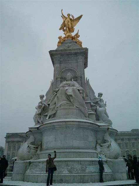 Victoria Memorial - London, United Kingdom | CityDays