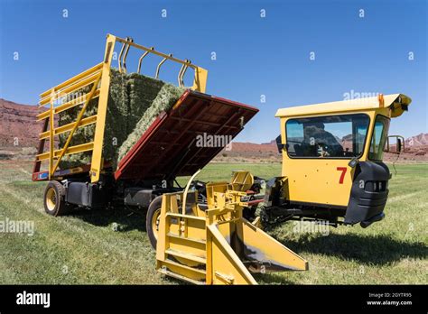 New Holland Bale Wagon Hi Res Stock Photography And Images Alamy