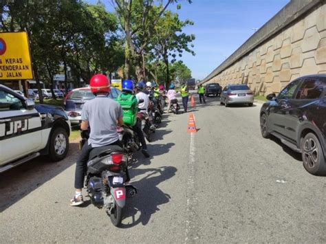 Ops Khas Motosikal Kesan Penunggang Tiada Lesen