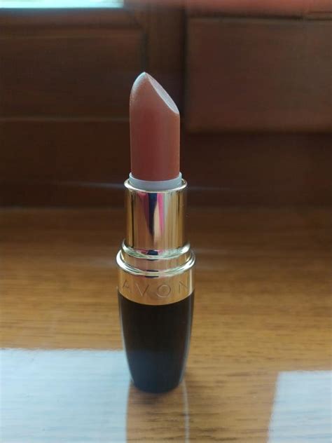 Помада с эффектом 3d объема серии plump pout от avon оттенок pecan ...