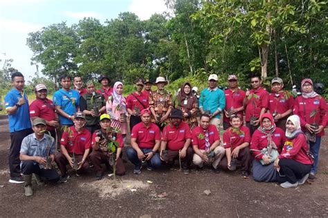 Kolaborasi Bersama Dengan Menanam Pohon Bentuk Cinta Alam Dan Kasih