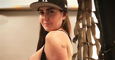 Celia Lora posa en extraño mini bikini