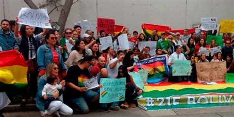 Bolivianos En Lima Celebran Renuncia De Evo Morales En Los Exteriores