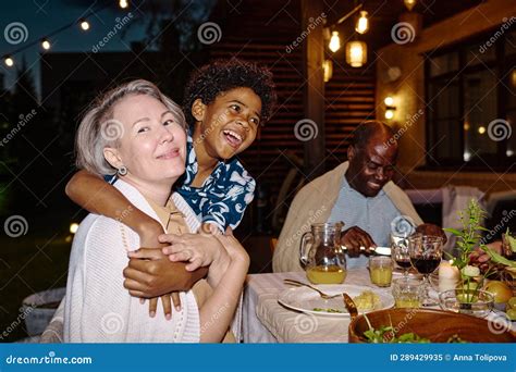 Femme Mature Et Heureuse Regardant L Appareil Photo Pendant Que Son Petit Fils Mignon L Embrasse