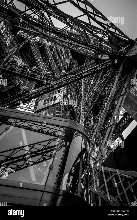 La Perspectiva Singular De La Estructura De La Torre Eiffel En París