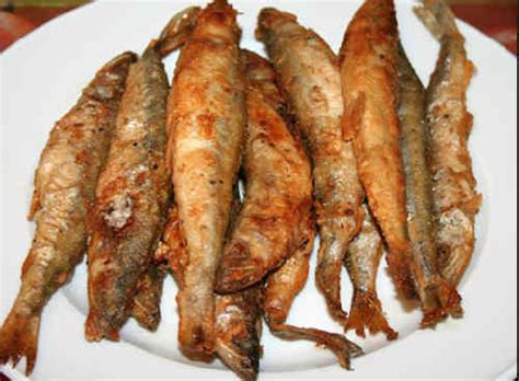 Как жарить корюшку на сковороде с корочкой, в муке и соли, видео