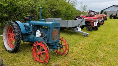 Ath E Sur Cher Les Vieux Tracteurs De Sortie Pour Une Journ E