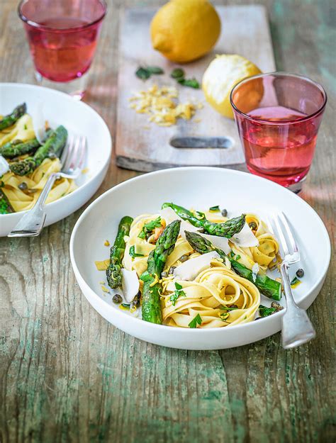 Tagliatelle Mit Gr Nem Spargel Bilder Kaufen Stockfood