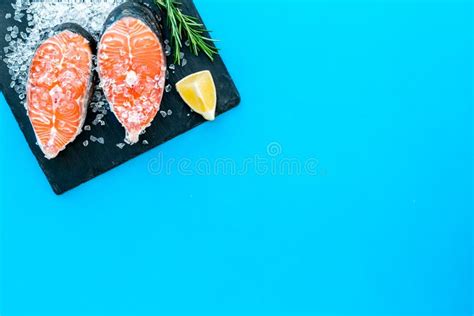 Bistecca Di Color Salmone Cruda Sulla Banda Nera Per La Cottura Con Il