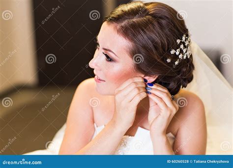 Novia Joven Hermosa Con Maquillaje De La Boda Y Foto De Archivo