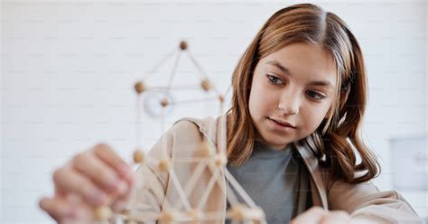 Retrato De Una Adolescente Haciendo Modelos Mientras Disfruta De La