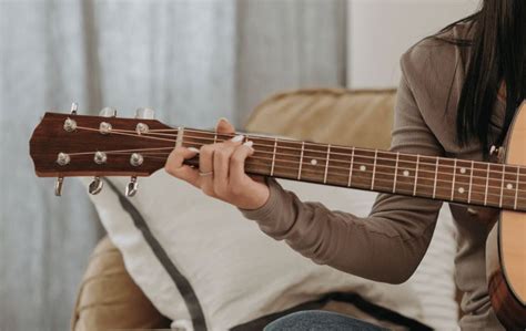 How To Hold A Left Handed Guitar Proper Technique Guitar Tuner