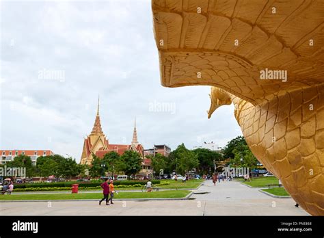 Huge Bird Sculpture Hi Res Stock Photography And Images Alamy