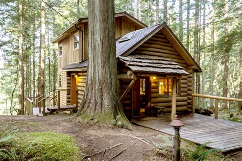 Get cozy at vacation cabins near Mount Rainier | Architecture, Cabins ...