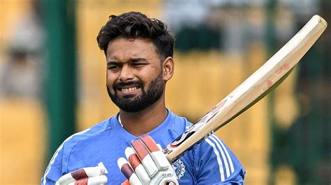 With Knee Heavily Strapped Rishabh Pant Comes Out To Bat To Lead India