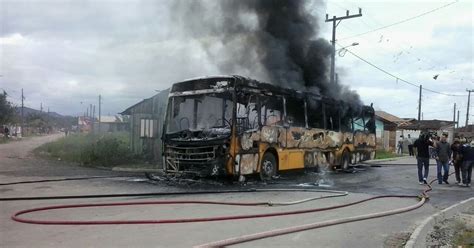 G1 Ônibus é incendiado em Joinville e chamas danificam parte de casa