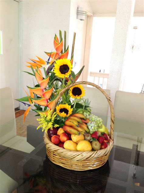 Canasta Con Flores Y Frutas