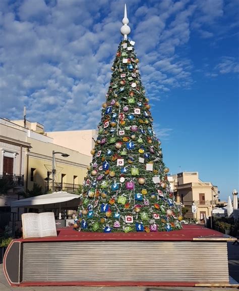 Albero Di Natale A Terrasini Ispirato Al Libro Fahrenheit 451 Come