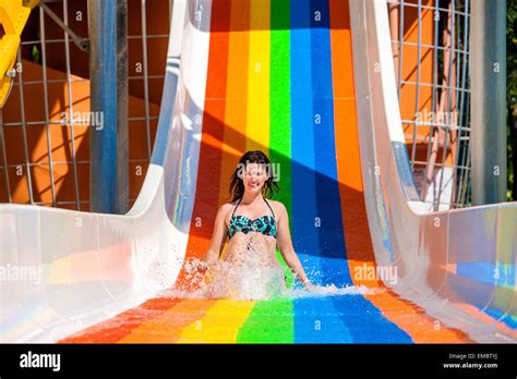 Frau Im Bikini Schiebe Wasserpark Stockfotografie Alamy