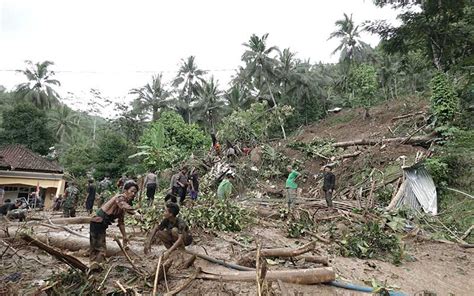 Bencana Tanah Longsor Di Banyumas Jateng Akibatkan Empat Warga