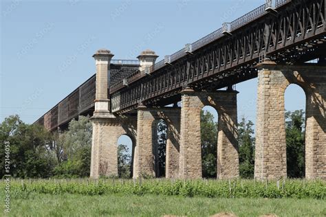 Foto Stock Pont De Chemin De Fer Entre Saint Vincent De Paul Et Cubzac