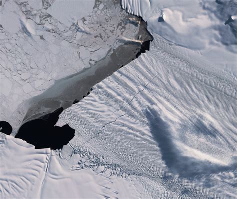 Esa Emerging Cracks In The Pine Island Glacier