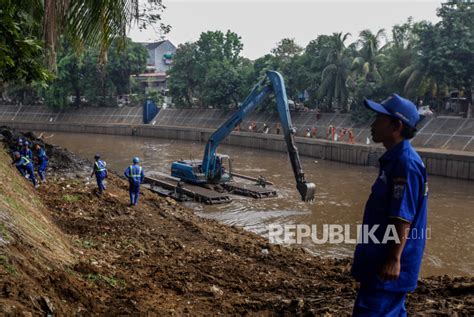 Antisipasi Banjir Pemprov Jakarta Intensifkan Pengerukan Sungai