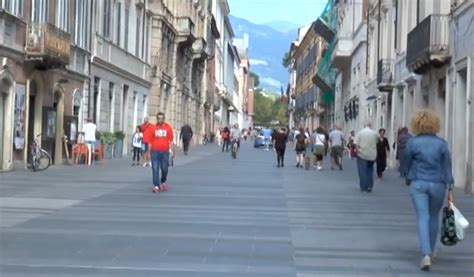 Teramo Quei Bravi Ragazzi Che Hanno Imbrattato L Auto E Il Portone