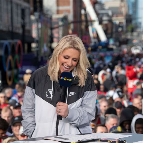 NFL Fans Losing It Over Sideline Reporter Melanie Collins' Workout