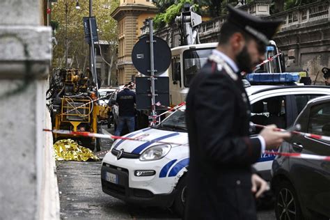 Roma Incidente Sul Lavoro Operaio Schiacciato Da Macchinario