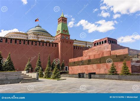 Red Square in Moscow with Senate Palace and Tower, Kremlin Wall and ...