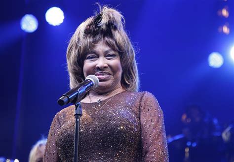 Ze Sukkelt Van De Ene Ziekte In Het Andere Ongeluk Tina Turner Wordt