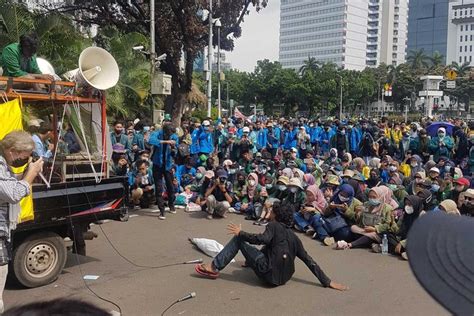 Foto Massa Bem Si Gelar Aksi Teatrikal Sindir Matinya Demokrasi Di