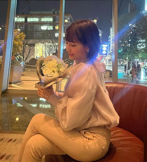 森田真理華さんのインスタグラム写真 森田真理華instagram 「お花をもらうのって 嬉しいですよね🕊 春が近づくに連れ 気温差が