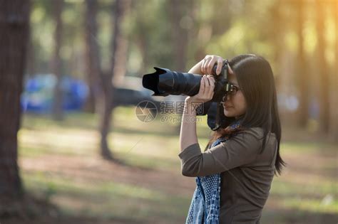 女摄影师在野外拿着相机拍照高清图片下载 正版图片502739584 摄图网