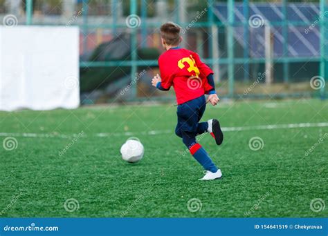 Los Muchachos En Ropa De Deportes Roja Y Azul Juegan A F Tbol En El