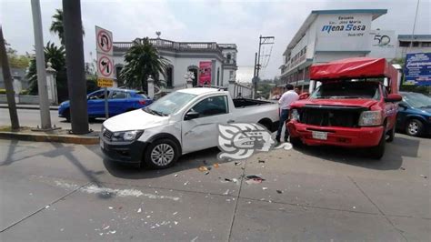 Camionetas chocan por no respetar semaforo en Córdoba