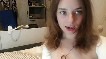 Linda estudiante juega con su coño mojado y apretado mientras no hay nadie en casa XVIDEOS