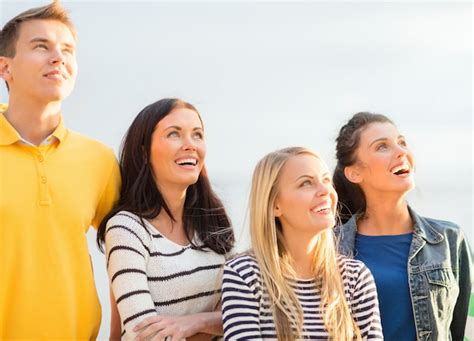 Férias de verão férias e conceito de pessoas grupo de amigos felizes