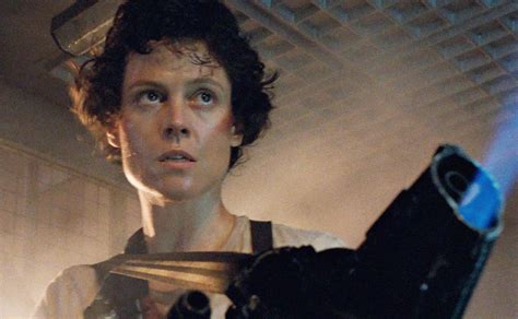 See Sigourney Weaver In The Cancelled Alien 5 | GIANT FREAKIN ROBOT