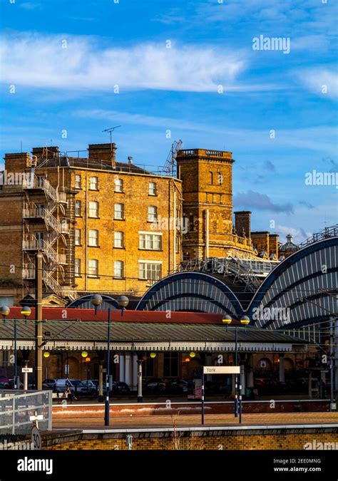 York railway station hi-res stock photography and images - Alamy