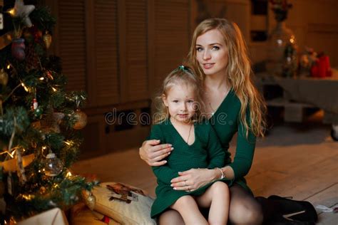 Enfantez Tenir La Petite Fille De Petite Fille Blonde Potelée Adorable Dedans Photo stock