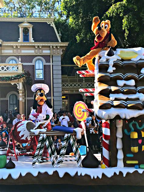 disneyland-christmas-parade - Nest of Posies