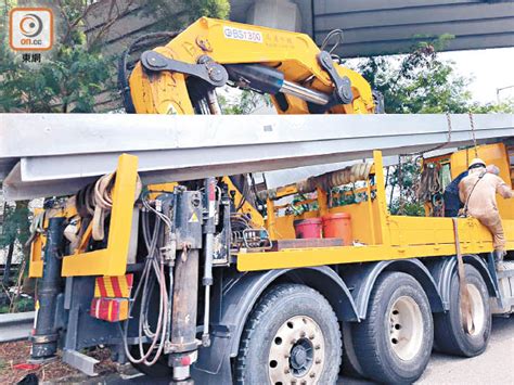 吊臂車斷索帶 4噸重工字鐵墮公路 東方日報